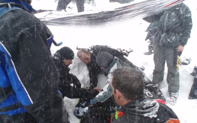 Người đàn ông sống sót kỳ diệu sau 5 giờ bị chôn sống dưới tuyết