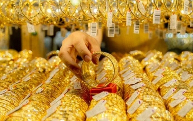 Đeo thử vòng vàng 10 giây, khách hàng bị cửa hàng yêu cầu bồi thường 4 triệu đồng: "chúng tôi chưa đồng ý cho chị thử"