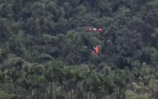 Nghẹt thở cảnh dùng drone cứu người mắc kẹt trên ốc đảo giữa bốn bề lũ dữ