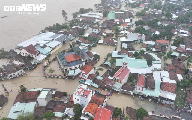 Toàn cảnh mưa lũ Nam Trung bộ: Hàng vạn nhà ngập sâu, dân dỡ ngói ngoi lên cầu cứu