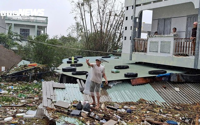Đắk Lắk lũ vượt mái nhà, dân thoát nạn nghẹn ngào: 'Ngỡ mình chết hôm qua'