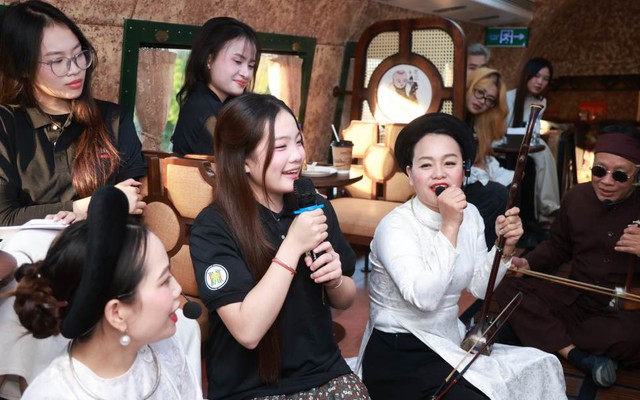 Thí sinh Tiếng hát Hà Nội 2025 xem hát xẩm trên chuyến tàu "Hà Nội 5 Cửa Ô"