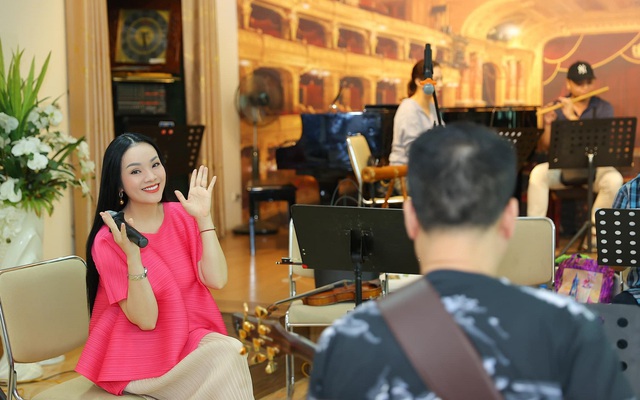 Nữ ca sĩ vừa được thành Phó Giáo sư ở tuổi 43: Hôn nhân viên mãn với chồng 2 là Viện trưởng