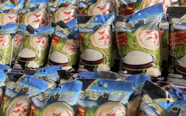 Đột kích xưởng sản xuất 14 tấn gạo giả mỗi ngày suốt 2 năm: Hãi hùng chiêu 1kg gạo tốt pha 10kg gạo nhái, tổng thiệt hại tới 155.000 tỷ