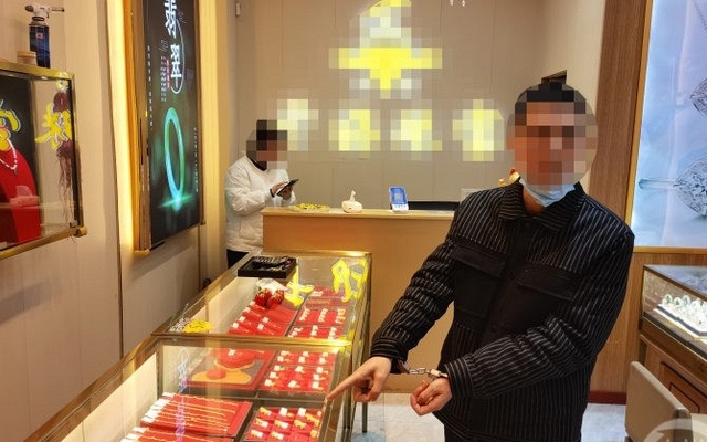 Người đàn ông vào tiệm vàng mua liên tục 5 tỷ đồng không cần nhìn giá với phương thức thanh toán không bình thường: Chủ tiệm gọi ngay cảnh sát