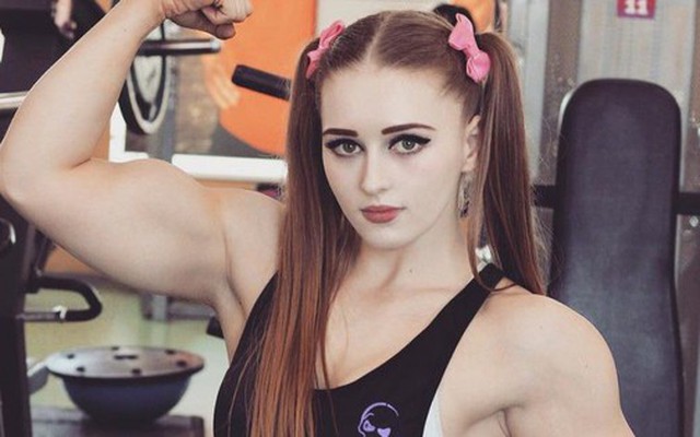 Đừng chỉ nhìn gương mặt búp bê mà lầm, "quái vật" thể hình này sẽ khiến khối anh chàng nể phục đấy