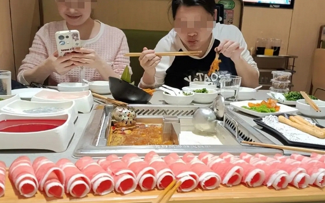 Đây là bữa ăn "bóc trần" cả một gia đình: Người bố lên mạng khóc lóc, dân mạng lắc đầu ngán ngẩm