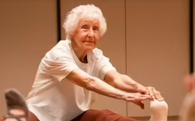 Bí quyết sống khoẻ 'không hề khó' của giáo viên dạy yoga 102 tuổi