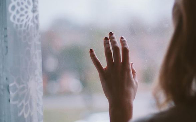 Tôi thấy chồng lén chụp ảnh bàn tay mình gửi cho ai đó, zoom vào mới biết sự thật kinh hoàng