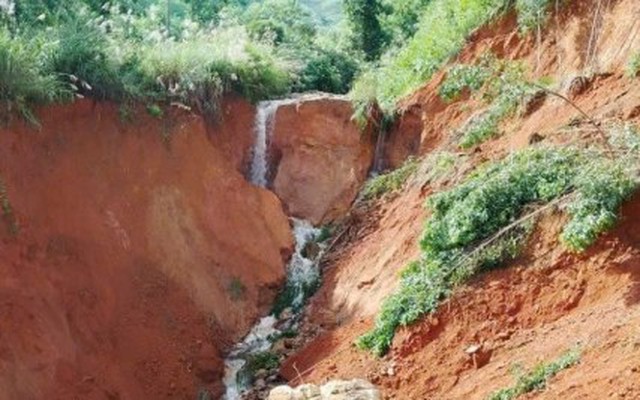 Cận cảnh đường đứt gãy tạo hố sâu 35m, cả thôn ở Quảng Ngãi bị chia cắt