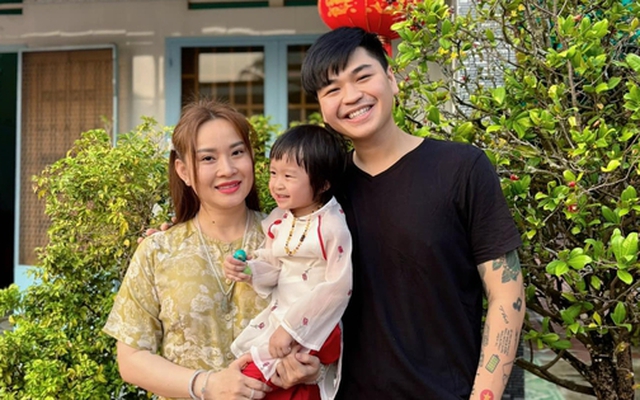 Nhan sắc vợ hơn 8 tuổi, có 2 con riêng của nam ca sĩ Việt có tiếng