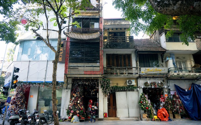 Khung cảnh khác lạ tại phố Hàng Mã sau khi lực lượng chức năng tháo dỡ mái che, trả lại vỉa hè