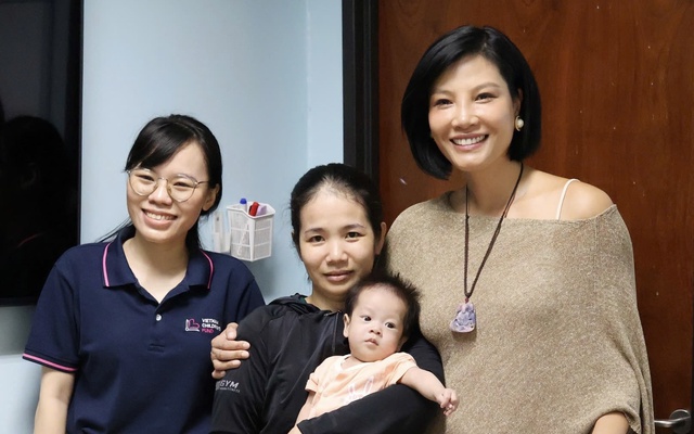 Cựu siêu mẫu Vũ Cẩm Nhung thăm các em nhỏ vừa mổ tim, cam kết 1 điều