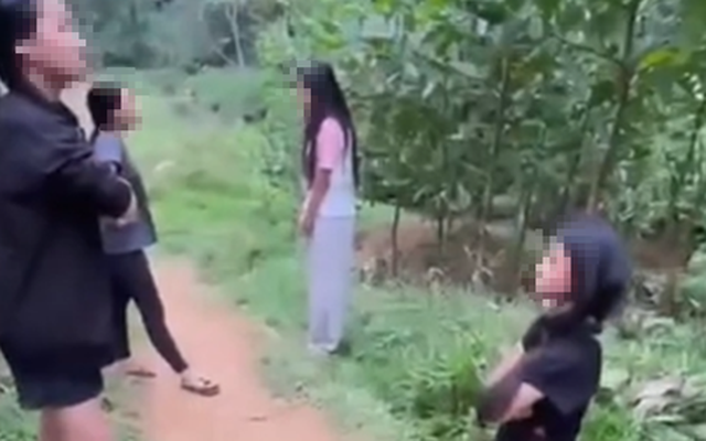 Xôn xao clip nhóm nữ sinh hành hung 2 em nhỏ, bắt quỳ gối