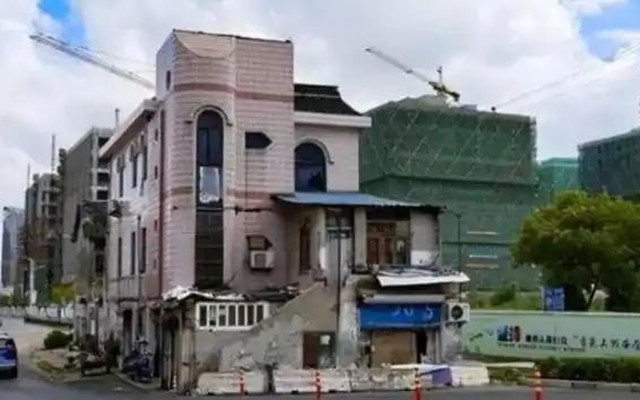 Chủ căn nhà 300 m² không chịu di dời dù được bồi thường hơn 10 tỷ đồng và 4 căn nhà, tuyên bố: “Không nhận được 371 tỷ và 6 căn nhà thì không đi!”