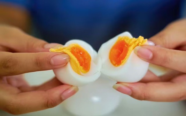 Luộc trứng bao lâu ngon nhất? 4 đầu bếp đều đưa ra con số giống hệt nhau