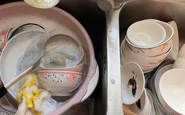 Ngày nào mẹ tôi cũng đều đặn làm 1 việc: Bát đũa sạch, khô, không hề tốn điện