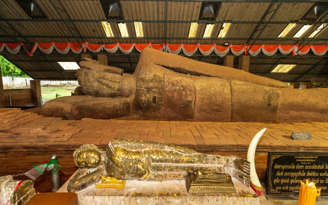 Chuẩn bị hệ thống thoát nước, các công nhân bất ngờ phát hiện kho báu bí ẩn nằm dưới bức tượng Phật 1.300 năm tuổi