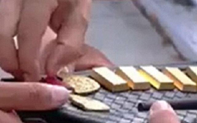 Phát hiện nửa cân vàng giá 1,4 tỷ đồng trên đường khi đang đi chơi