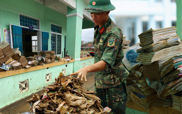 Xót xa cảnh tượng ở một trường tiểu học sau cơn lũ