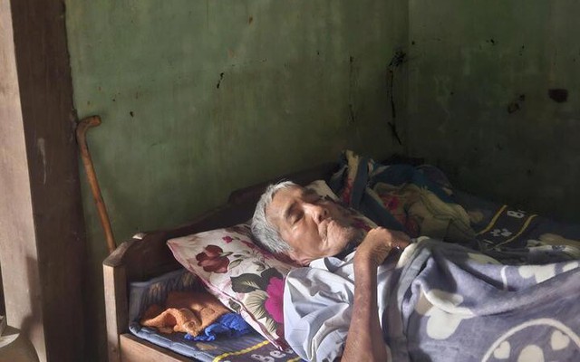 Con trai bệnh tật vẫn gắng ôm thi thể mẹ suốt đêm lũ ở Đắk Lắk