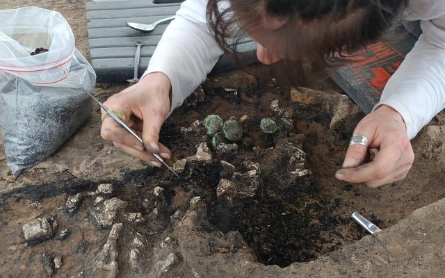 Phát hiện chấn động ở Pháp: Ngôi mộ đầy điểm bất thường và 22 báu vật vàng