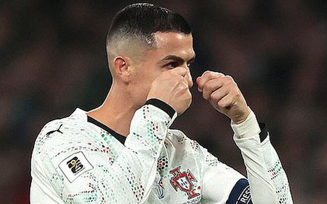 Nhận thẻ đỏ vì bạo lực, Ronaldo vẫn được đá mở màn World Cup, FIFA nhận "gạch đá" vì “ưu ái khét lẹt”