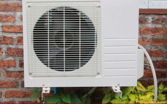 Cục nóng điều hòa để ngoài mưa có sao không?