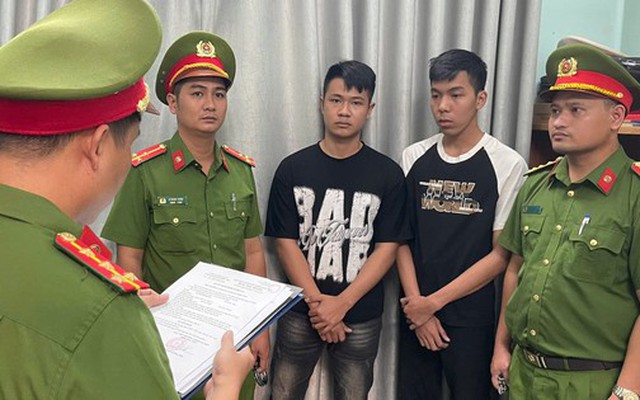 Khởi tố 2 thanh niên chém người chỉ vì "đi ra, đi vào"