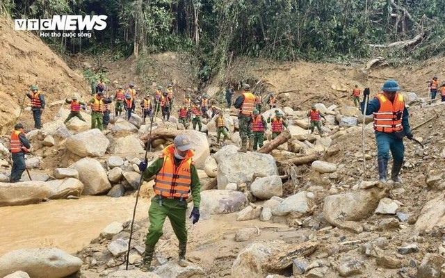 Hơn 100 người bám hiện trường sạt lở núi, tìm 2 nạn nhân mất tích