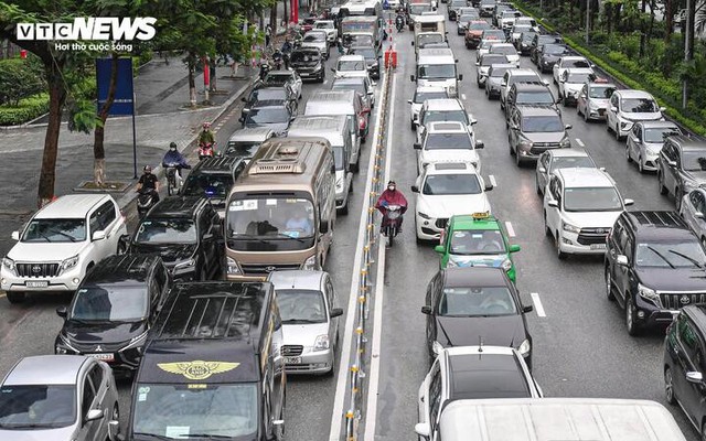 Từ 7/2026, taxi và xe kinh doanh đến 8 chỗ đầu tư mới phải dùng năng lượng xanh