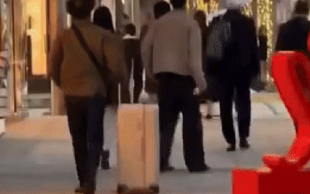 Clip: Ca sĩ quốc dân hẹn hò thiên kim tiểu thư kém 20 tuổi ở Mỹ