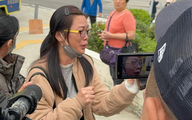 “Tôi không biết phải làm tang lễ cho mấy người”: Nỗi lòng nghẹn ngào của người thân đang hoảng loạn tìm kiếm nạn nhân vụ cháy chung cư Hong Kong (Trung Quốc)