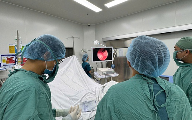 Nghĩ uống nhiều nước để trôi sỏi niệu, một phụ nữ nguy kịch