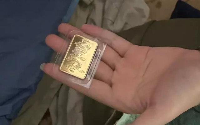 Tình nguyện viên bất ngờ phát hiện 5 chỉ vàng trong túi quần áo cứu trợ