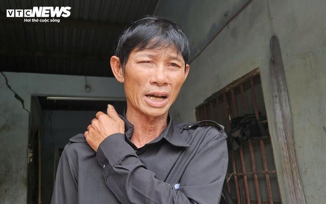 Thực hư vụ người đàn ông nghi bị axit trôi trong lũ làm mờ mắt