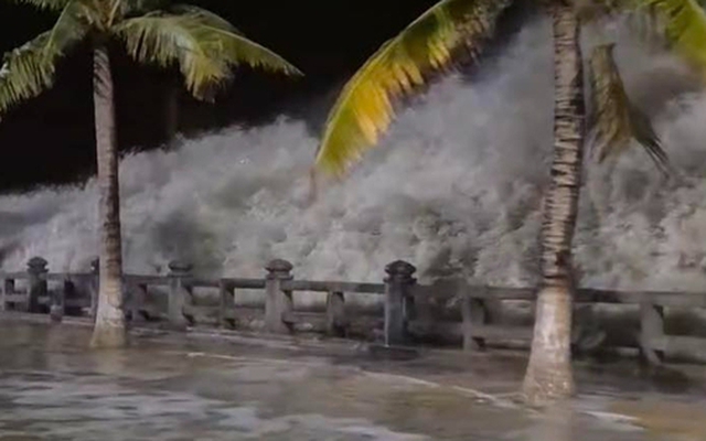 Ảnh, clip: Chuyện gì đã xảy ra với sóng biển Nha Trang trước bão số 15 Koto?