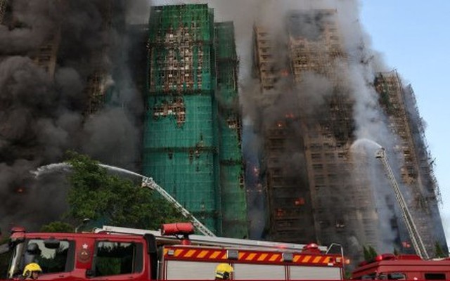 Cháy chung cư ở Hong Kong: Liên tục mắc lỗi, nhà thầu thi công vẫn trúng dự án