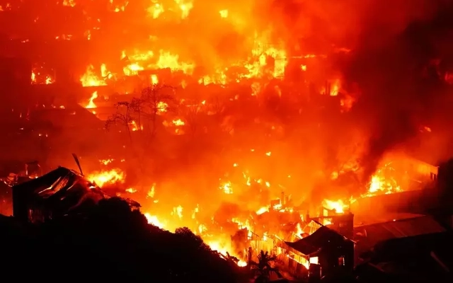 Biển lửa nuốt chửng 1500 ngôi nhà, hàng nghìn người mất chỗ ở