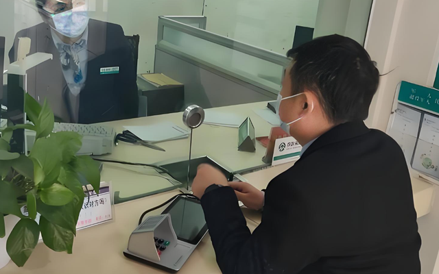 Người đàn ông nhận được 18,6 tỷ đồng đền bù đất liền mang hết đi gửi tiết kiệm, 1 năm sau đến hạn ngân hàng tuyên bố: “Ông không được rút đồng nào”