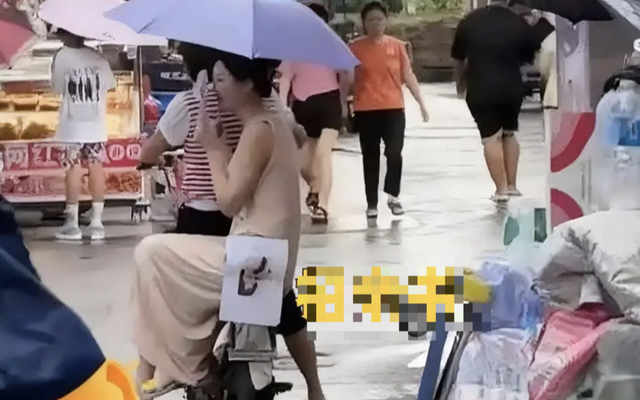 Mẹ đưa con gái 32 tuổi ra đường tìm chồng, tặng kèm nhà, xe; nhiều người than: “Nhìn mặt xong… không dám cưới!”