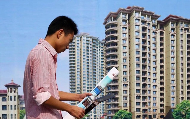 Vừa ký hợp đồng bán nhà 7,4 tỷ đồng thì giá đất tăng, chủ đòi người mua trả thêm 184 triệu mới sang tên, tòa phán: “Phải bồi thường cho đối phương 744 triệu đồng’’