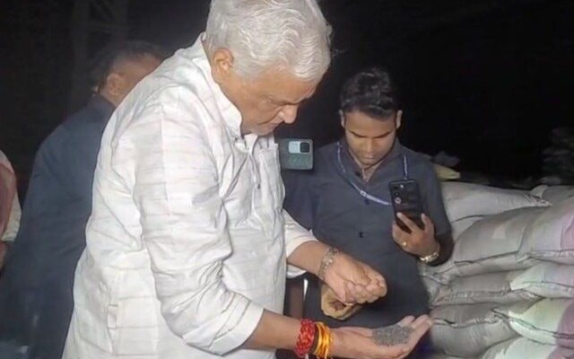 Đích thân Bộ trưởng Bộ Nông nghiệp dẫn đầu cuộc đột kích, triệt phá đường dây sản xuất phân bón giả tại Ấn Độ, tịch thu hơn 24.000 bao sản phẩm