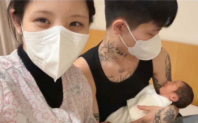 Nữ ca sĩ 20 tuổi hạ sinh cặp sinh đôi, bé phải thở máy gấp