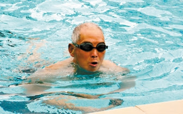 Người đàn ông 55 tuổi gan nhiễm mỡ đi bơi 30 phút mỗi ngày, sau 6 tháng kết quả khiến bác sĩ bất ngờ