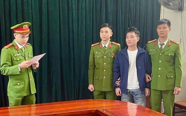 Bị nhắc nhở vì không đội mũ bảo hiểm, gã trai đánh tổ trưởng an ninh