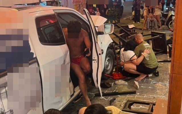 Chiếc ô tô lao vào nhà hàng, làm bị thương 14 người, tài xế xuống xe khiến ai cũng sững sờ