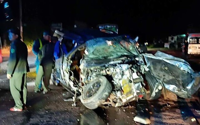 Ô tô con bị vò nát sau va chạm với xe khách ở Lâm Đồng, 2 người tử vong