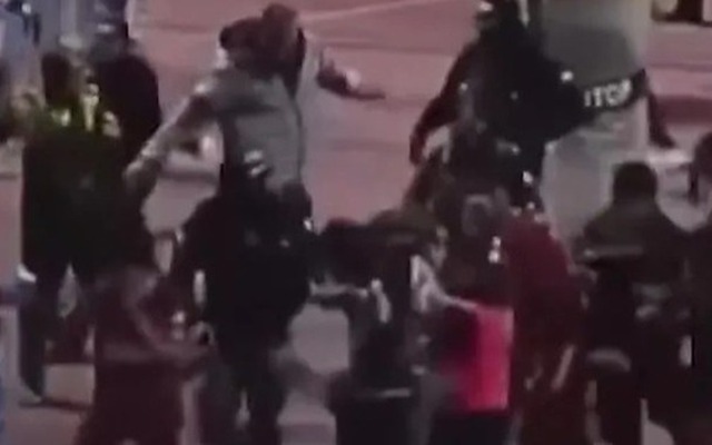 Ẩu đả kinh hoàng trên sân bóng: 17 người bị đuổi khỏi sân, HLV bị đánh phải cấp cứu gấp