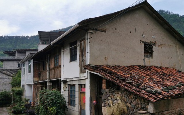 Sửa nhà cho bố mẹ hết 700 triệu, 2 năm sau về thăm, người con chết lặng